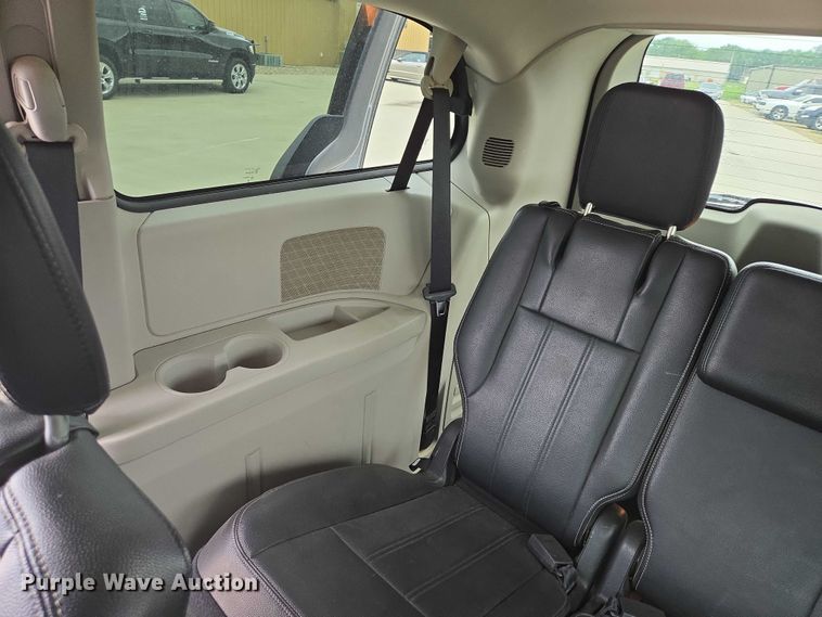 image for item ER5424 2015 Chrysler Town & Country van