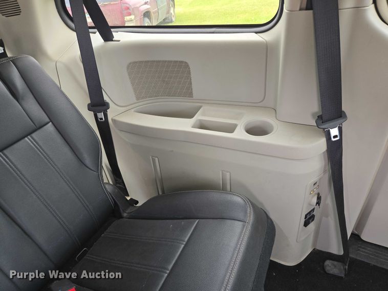 image for item ER5424 2015 Chrysler Town & Country van