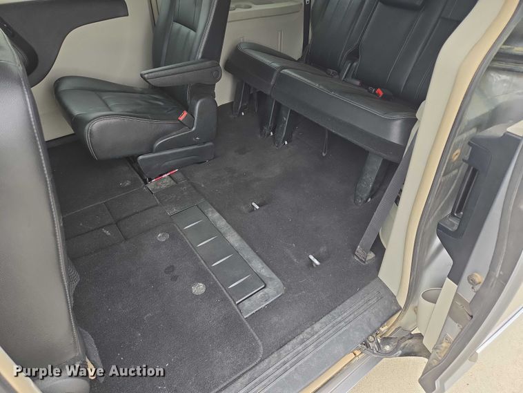 image for item ER5424 2015 Chrysler Town & Country van