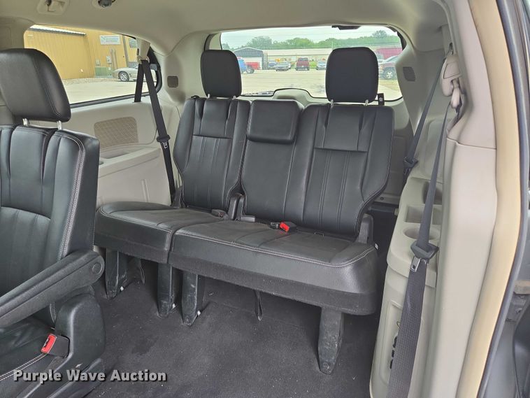 image for item ER5424 2015 Chrysler Town & Country van