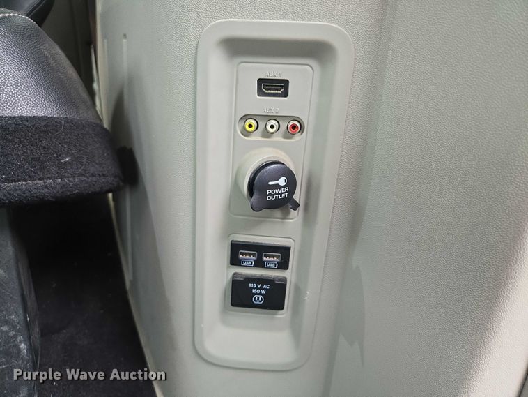 image for item ER5424 2015 Chrysler Town & Country van