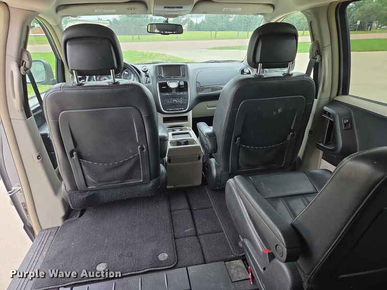 image for item ER5424 2015 Chrysler Town & Country van