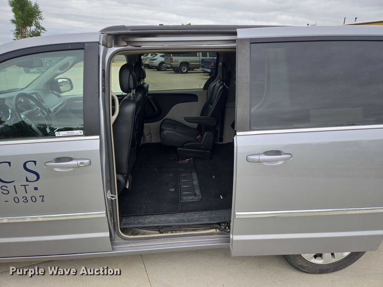 image for item ER5424 2015 Chrysler Town & Country van