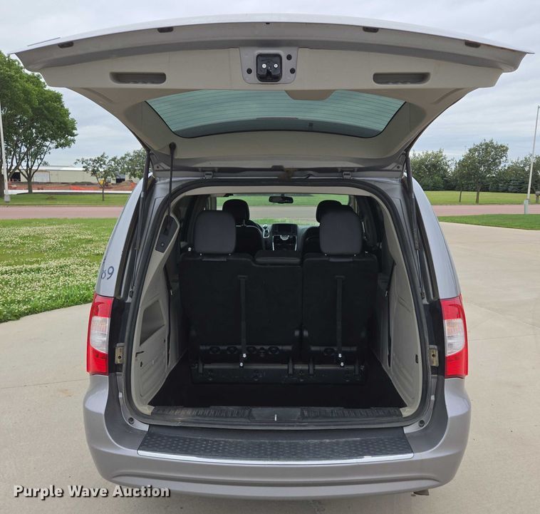 image for item ER5424 2015 Chrysler Town & Country van