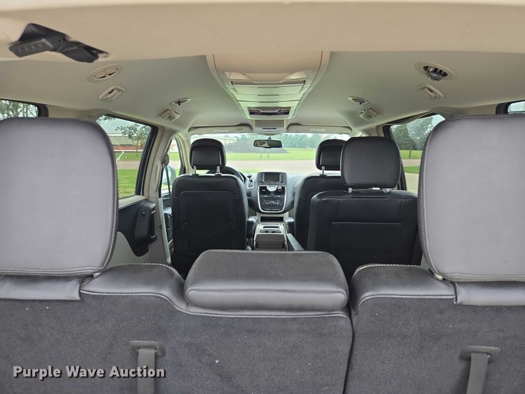 image for item ER5424 2015 Chrysler Town & Country van