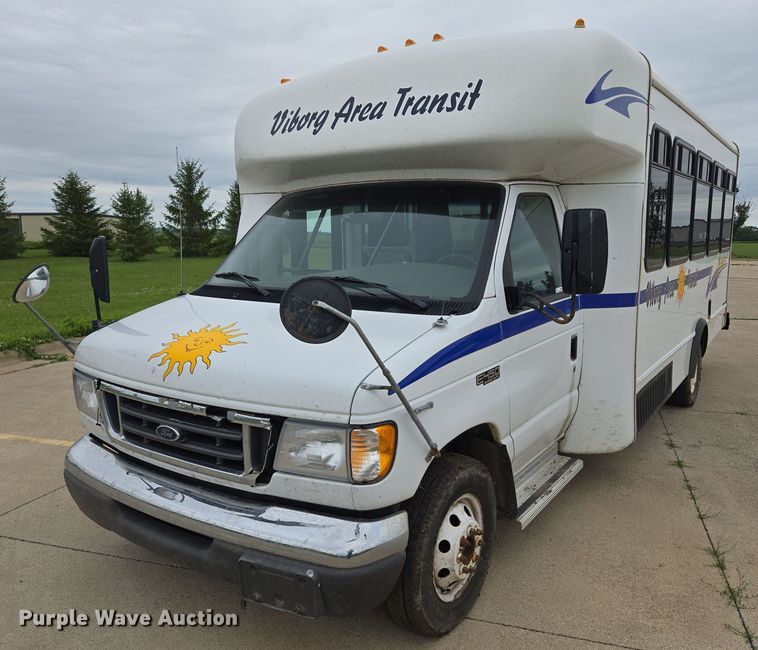 image for item ER5425 2003 Ford E450 Super Duty shuttle bus