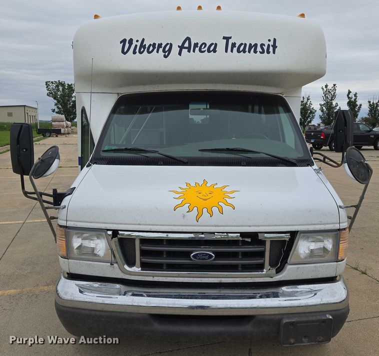 image for item ER5425 2003 Ford E450 Super Duty shuttle bus