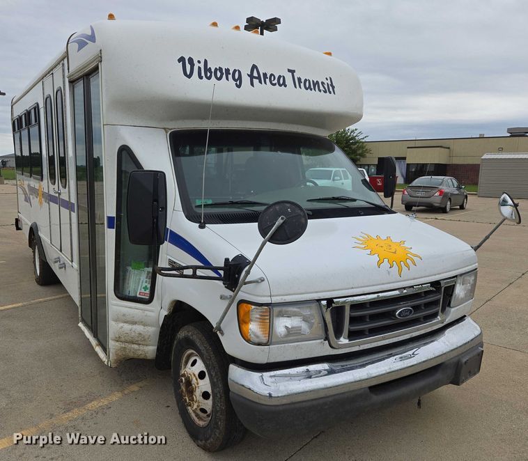image for item ER5425 2003 Ford E450 Super Duty shuttle bus