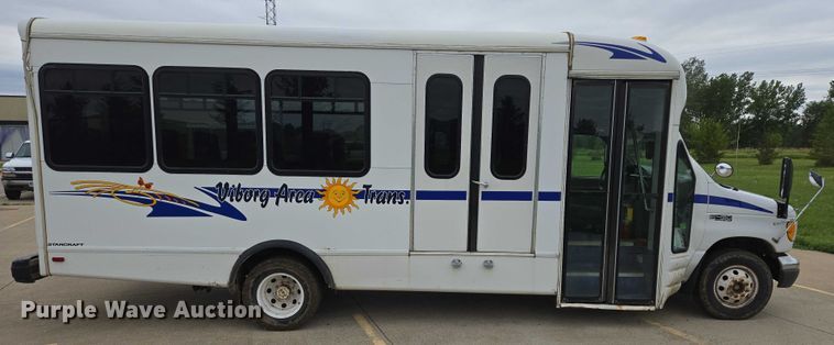 image for item ER5425 2003 Ford E450 Super Duty shuttle bus