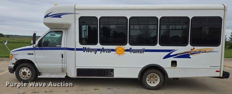 image for item ER5425 2003 Ford E450 Super Duty shuttle bus