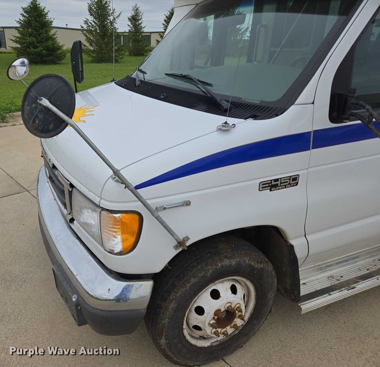 image for item ER5425 2003 Ford E450 Super Duty shuttle bus