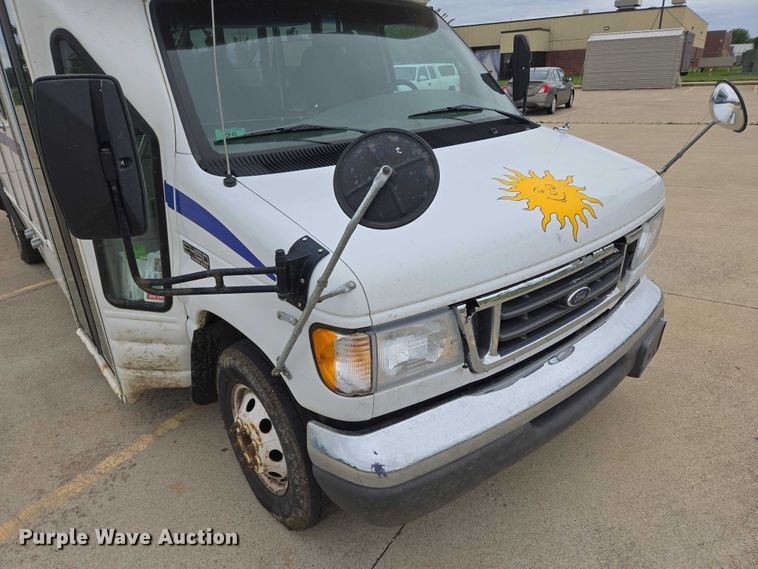 image for item ER5425 2003 Ford E450 Super Duty shuttle bus