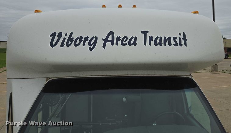 image for item ER5425 2003 Ford E450 Super Duty shuttle bus