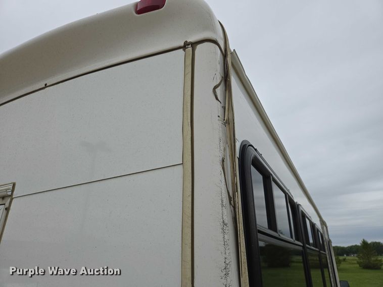 image for item ER5425 2003 Ford E450 Super Duty shuttle bus