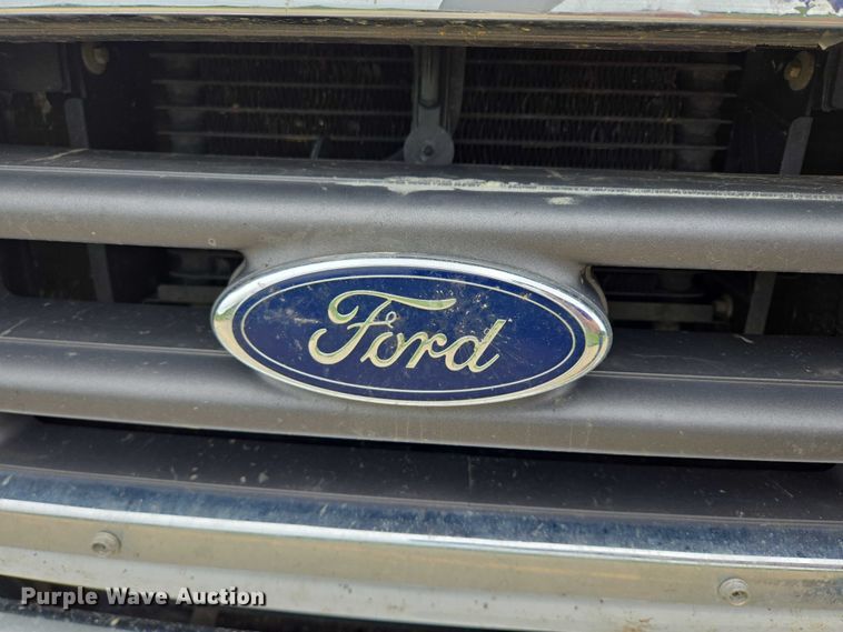 image for item ER5425 2003 Ford E450 Super Duty shuttle bus