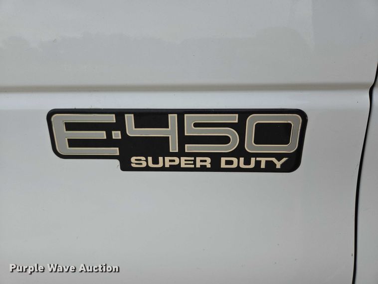 image for item ER5425 2003 Ford E450 Super Duty shuttle bus
