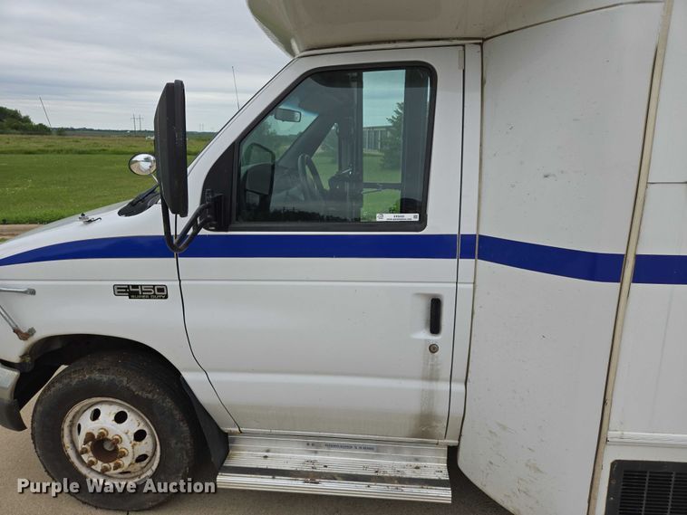 image for item ER5425 2003 Ford E450 Super Duty shuttle bus
