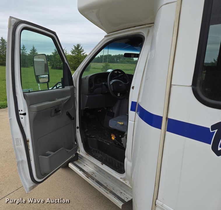 image for item ER5425 2003 Ford E450 Super Duty shuttle bus