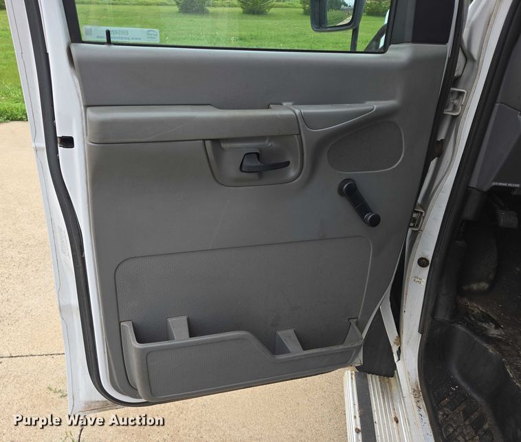 image for item ER5425 2003 Ford E450 Super Duty shuttle bus