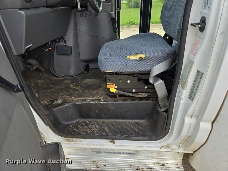 image for item ER5425 2003 Ford E450 Super Duty shuttle bus