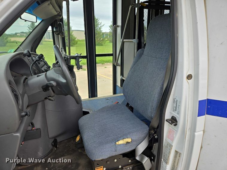 image for item ER5425 2003 Ford E450 Super Duty shuttle bus