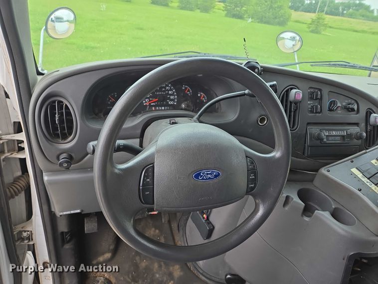 image for item ER5425 2003 Ford E450 Super Duty shuttle bus