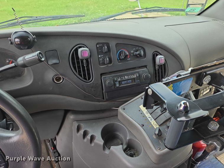 image for item ER5425 2003 Ford E450 Super Duty shuttle bus