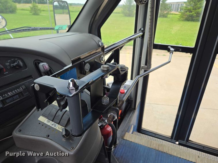 image for item ER5425 2003 Ford E450 Super Duty shuttle bus