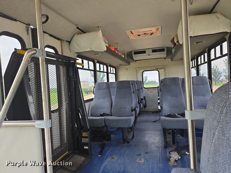 image for item ER5425 2003 Ford E450 Super Duty shuttle bus