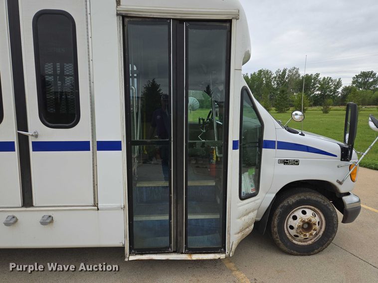 image for item ER5425 2003 Ford E450 Super Duty shuttle bus