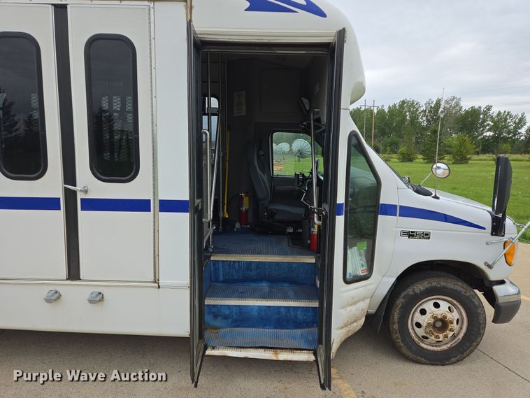 image for item ER5425 2003 Ford E450 Super Duty shuttle bus