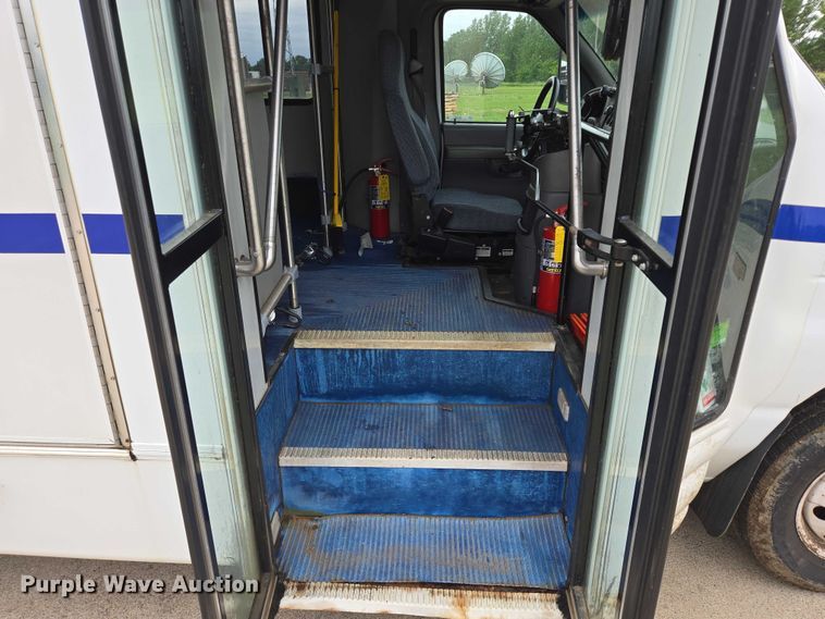 image for item ER5425 2003 Ford E450 Super Duty shuttle bus