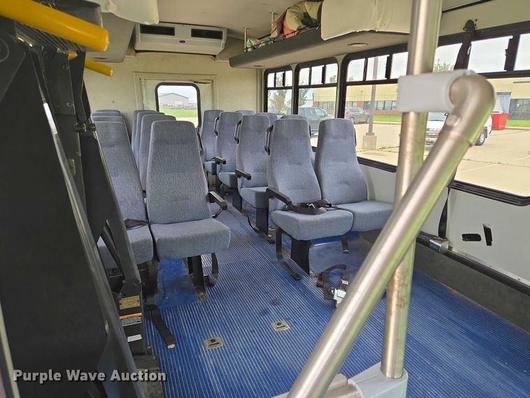 image for item ER5425 2003 Ford E450 Super Duty shuttle bus