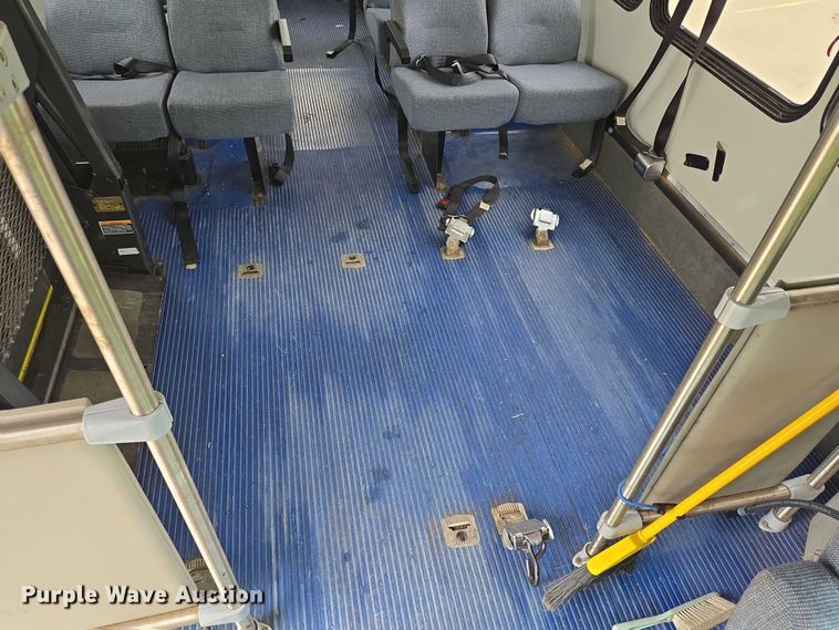 image for item ER5425 2003 Ford E450 Super Duty shuttle bus