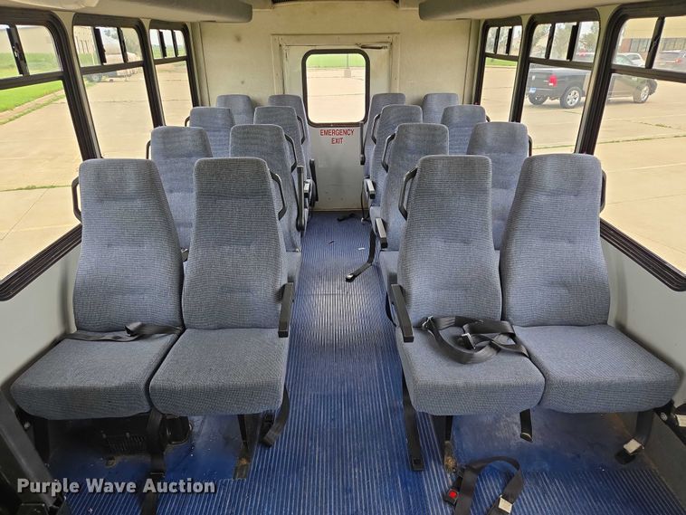 image for item ER5425 2003 Ford E450 Super Duty shuttle bus