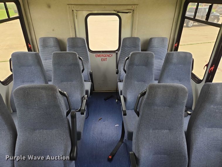 image for item ER5425 2003 Ford E450 Super Duty shuttle bus