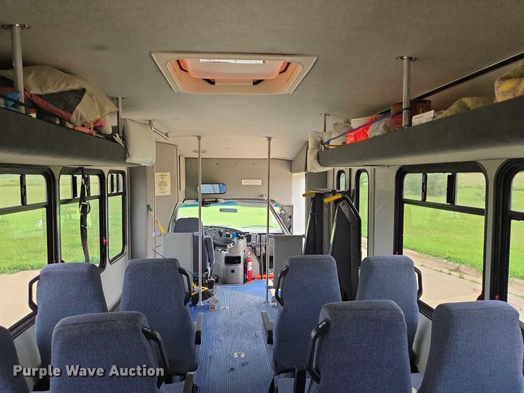 image for item ER5425 2003 Ford E450 Super Duty shuttle bus