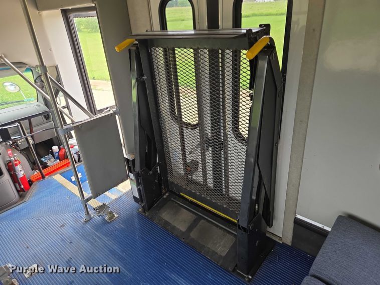 image for item ER5425 2003 Ford E450 Super Duty shuttle bus