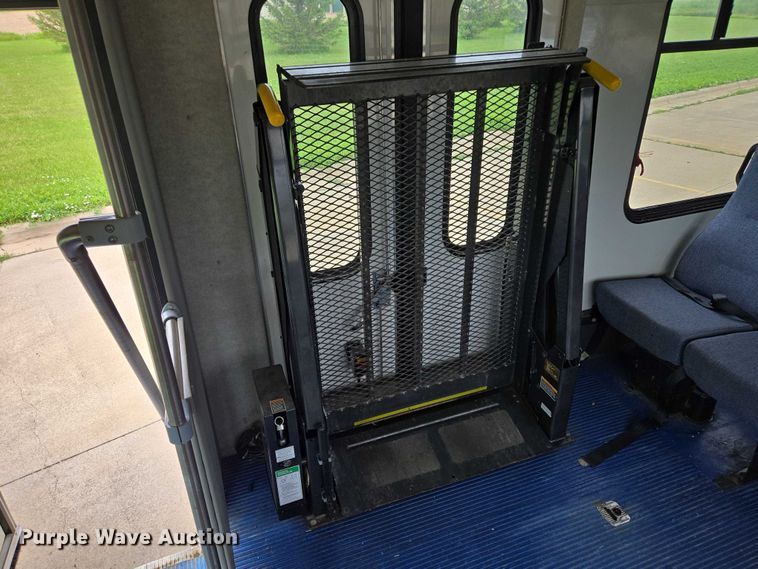 image for item ER5425 2003 Ford E450 Super Duty shuttle bus