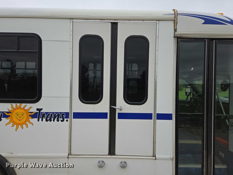 image for item ER5425 2003 Ford E450 Super Duty shuttle bus