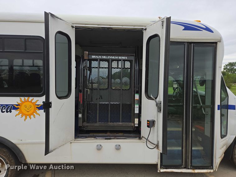 image for item ER5425 2003 Ford E450 Super Duty shuttle bus