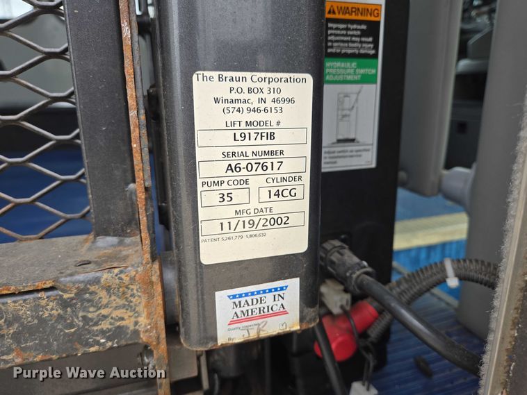 image for item ER5425 2003 Ford E450 Super Duty shuttle bus