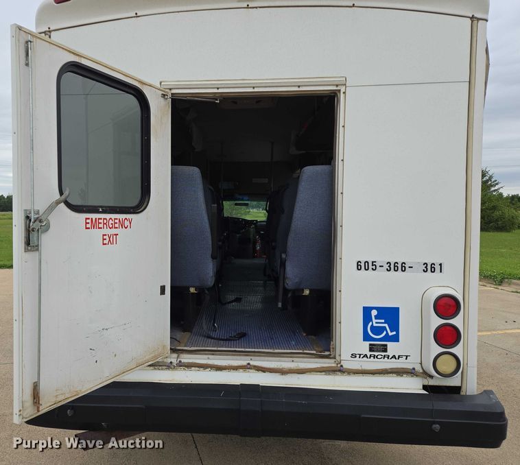 image for item ER5425 2003 Ford E450 Super Duty shuttle bus