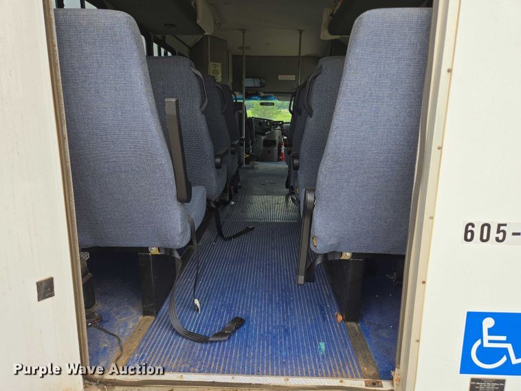 image for item ER5425 2003 Ford E450 Super Duty shuttle bus