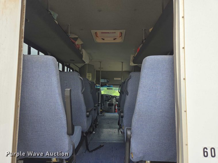 image for item ER5425 2003 Ford E450 Super Duty shuttle bus