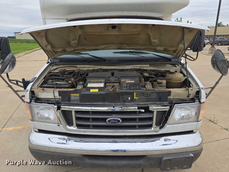 image for item ER5425 2003 Ford E450 Super Duty shuttle bus