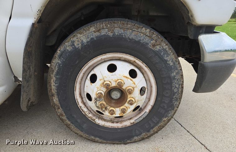 image for item ER5425 2003 Ford E450 Super Duty shuttle bus