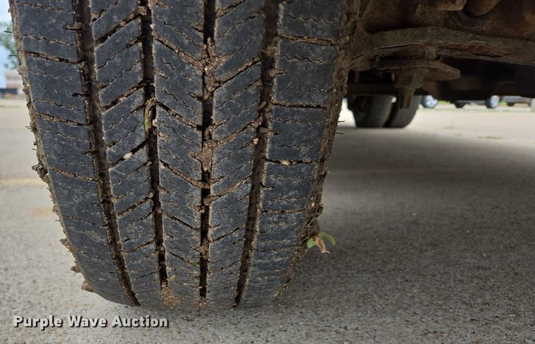 image for item ER5425 2003 Ford E450 Super Duty shuttle bus