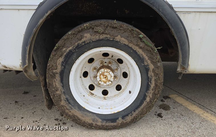 image for item ER5425 2003 Ford E450 Super Duty shuttle bus