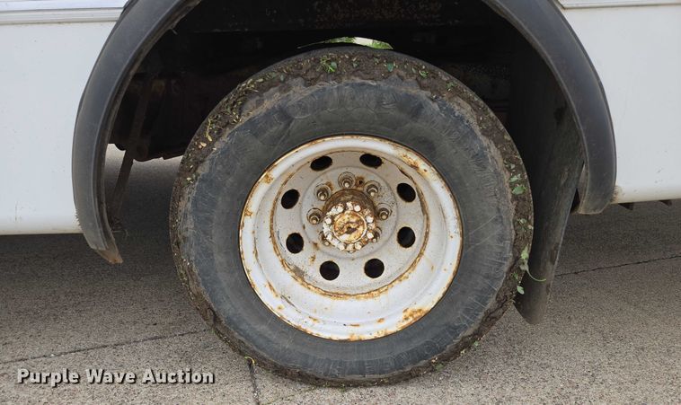 image for item ER5425 2003 Ford E450 Super Duty shuttle bus